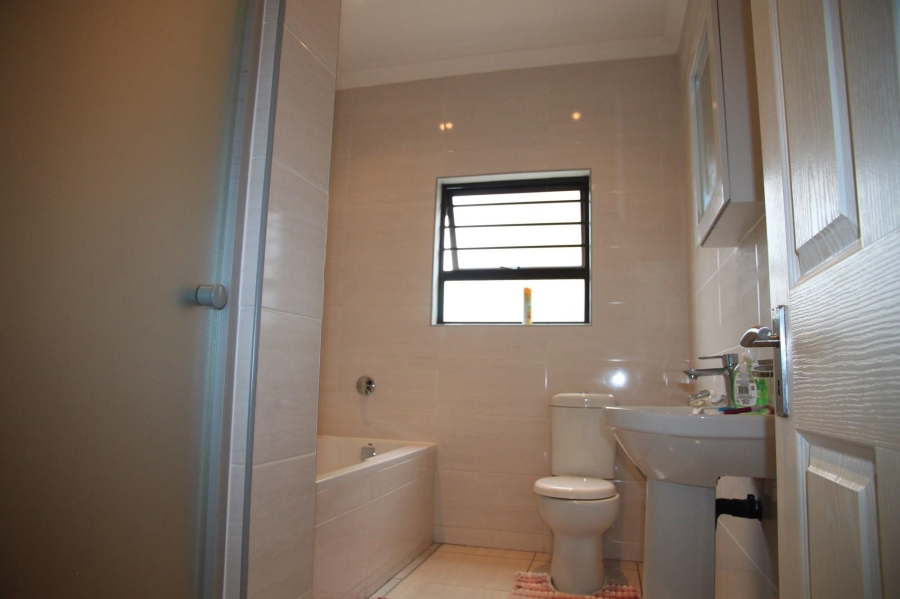To Let 3 Bedroom Property for Rent in Sunnyridge Eastern Cape